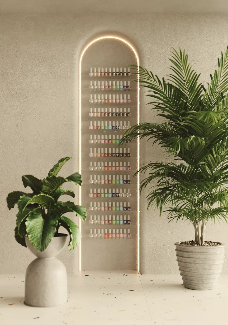 Nicho em arco iluminado no salão, ladeado por plantas em vasos de cerâmica